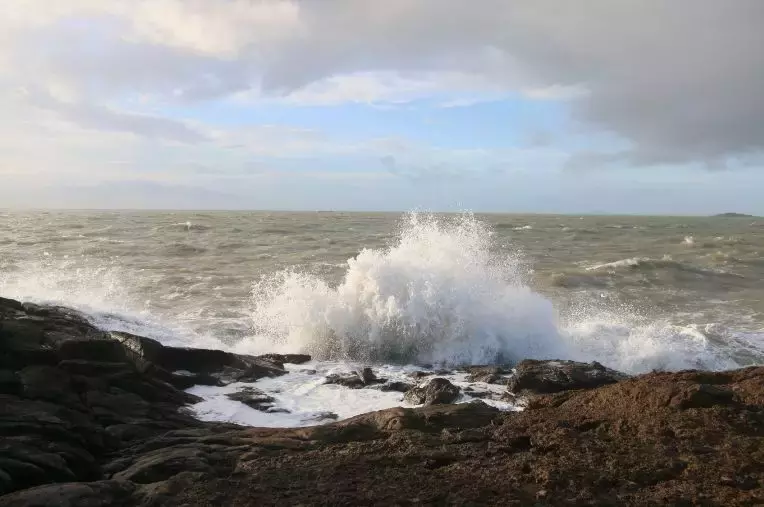 择一处海岛，看潮涨潮消，落日伴归鸟