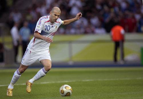 提到马赛回旋,就不得不想到一个人——齐达内,我相信很多老球迷都是看