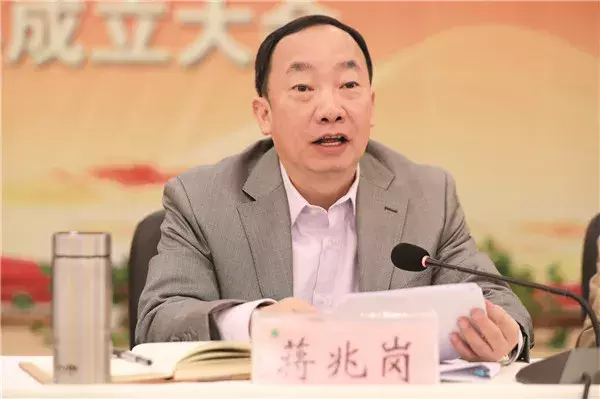 监察委的第一封通缉令发给了谁？