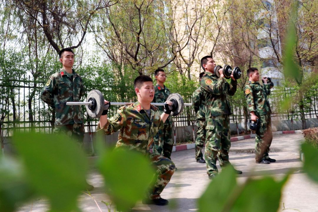 消防小哥哥写在初夏的训练格言