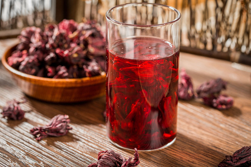 这种叫“红桃k”的果子，一公斤卖70元！这个村子里却烂了一地