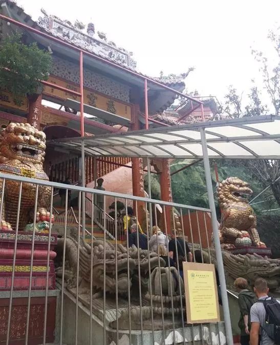 1963年,香港制衣业的巨大潜质以及广阔前景吸引了林世铿,加上他也感觉