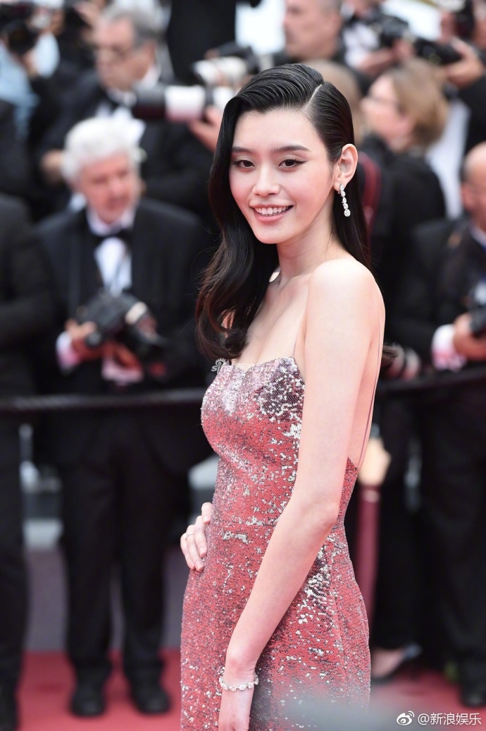 奚梦瑶戛纳红毯无修图嘴角的八字坑太抢镜跟橡皮筋勒过了一样