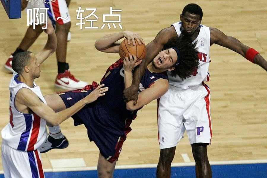 nba为什么不能掐腰(8图看NBA被犯规后的表情：科比被掐腰仍专注，乔丹在空中被拧麻花)