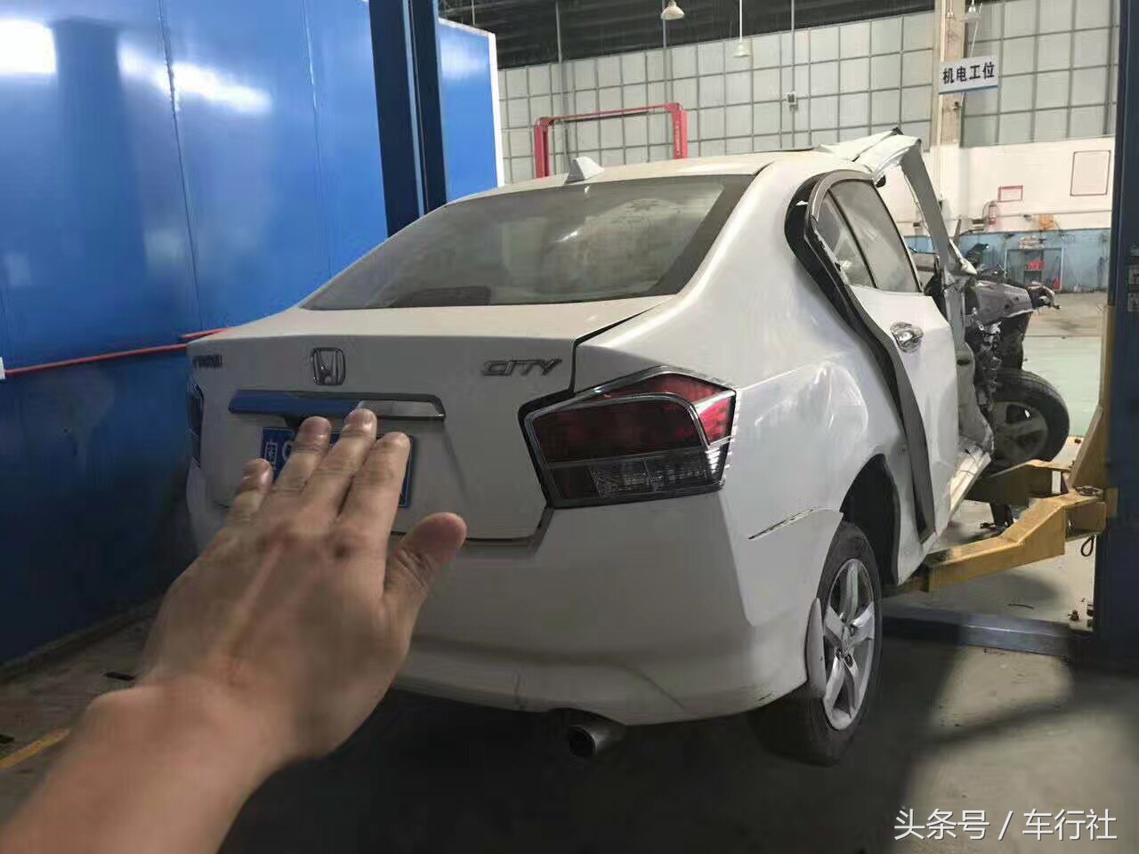 汽配人的一天（64）：车头重型事故，本田锋范全损回收拆解