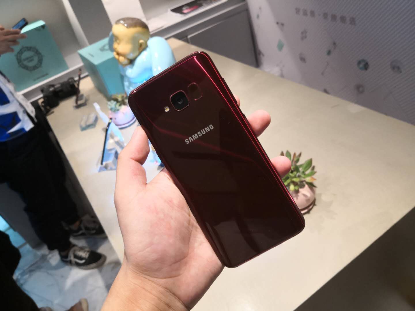 s5660三星(3999元！三星Galaxy S轻奢版发布：骁龙660处理器，色彩惊艳)