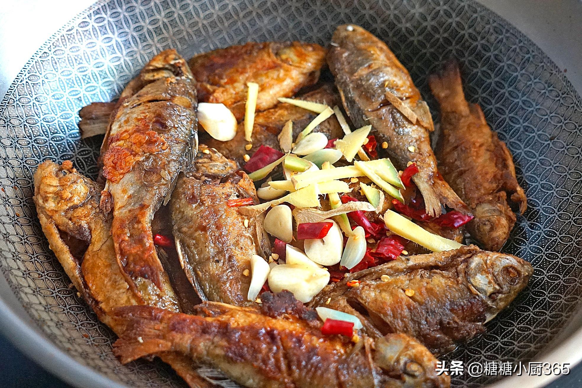 别看这么大的鱼个头小，却最鲜美，每次熬一锅，连汤汁都不剩