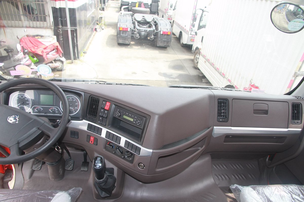 平地板驾驶室配双卧铺,舒适性这么高的6米8载货车还很少见