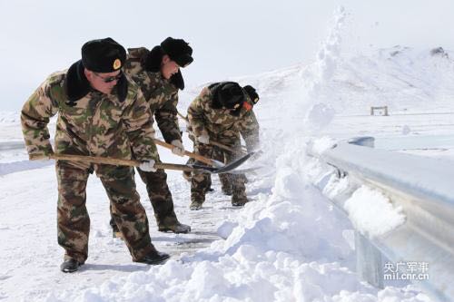 15个月洗一次澡，体能退化到45岁，大学生军人用青春保家卫国