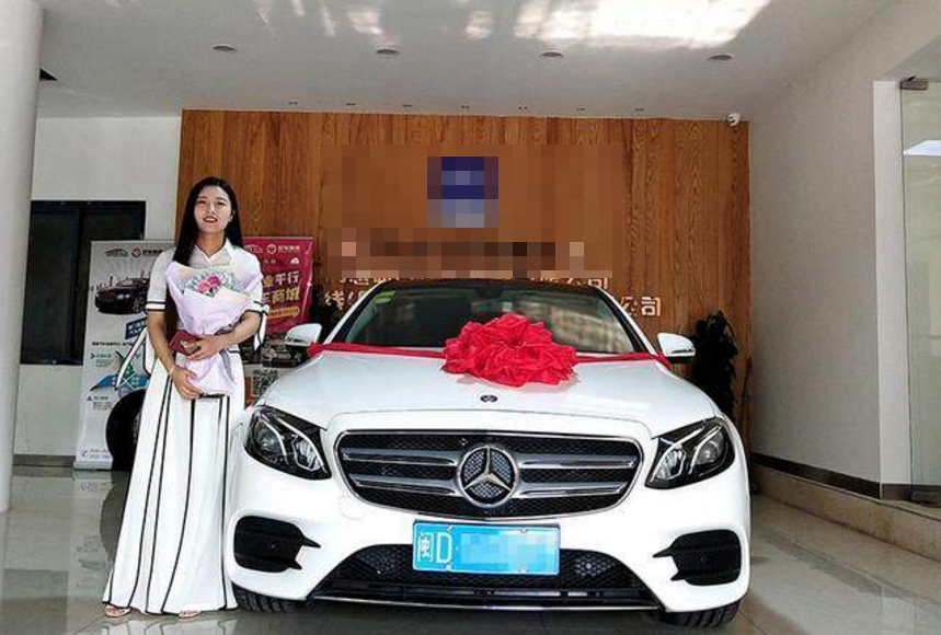 奔驰e300l"最美车主"提车记:豪车都沦为背景了!