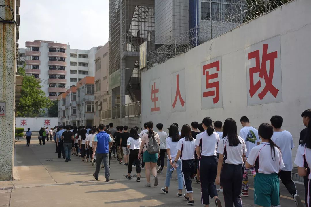 番禺｜来自瘾君子的自白 大石街多所学校的学生走进潭岗强戒所