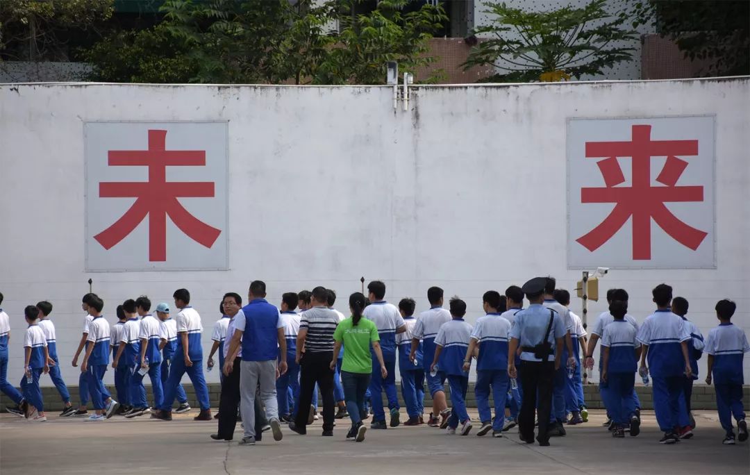 番禺｜来自瘾君子的自白 大石街多所学校的学生走进潭岗强戒所