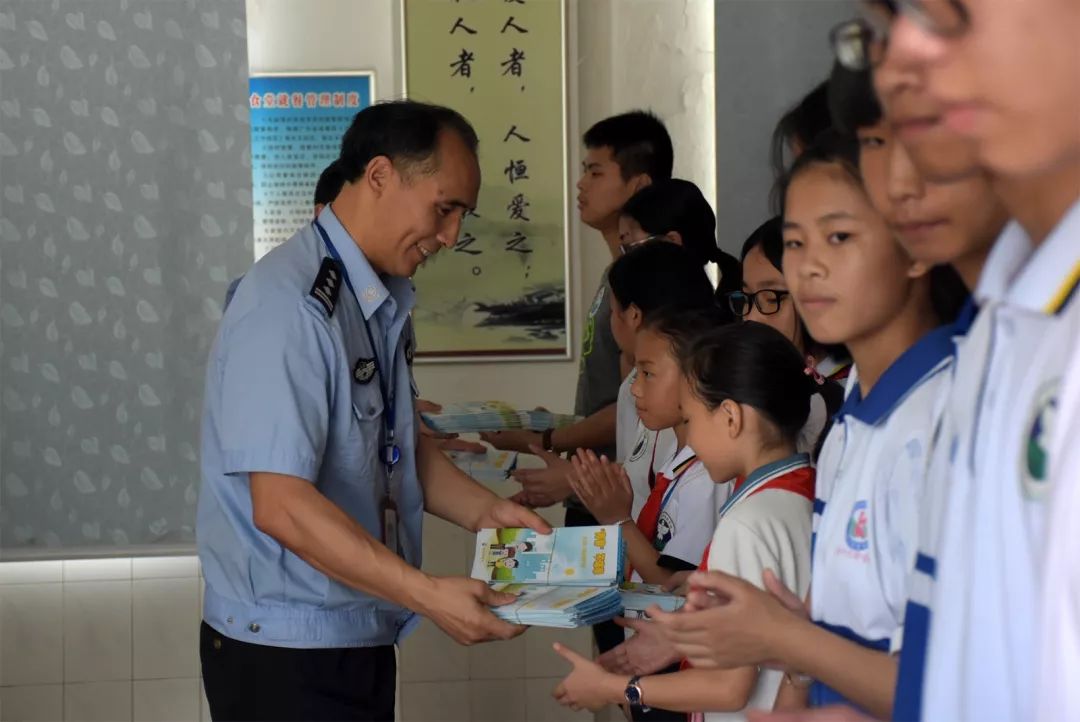 番禺｜来自瘾君子的自白 大石街多所学校的学生走进潭岗强戒所