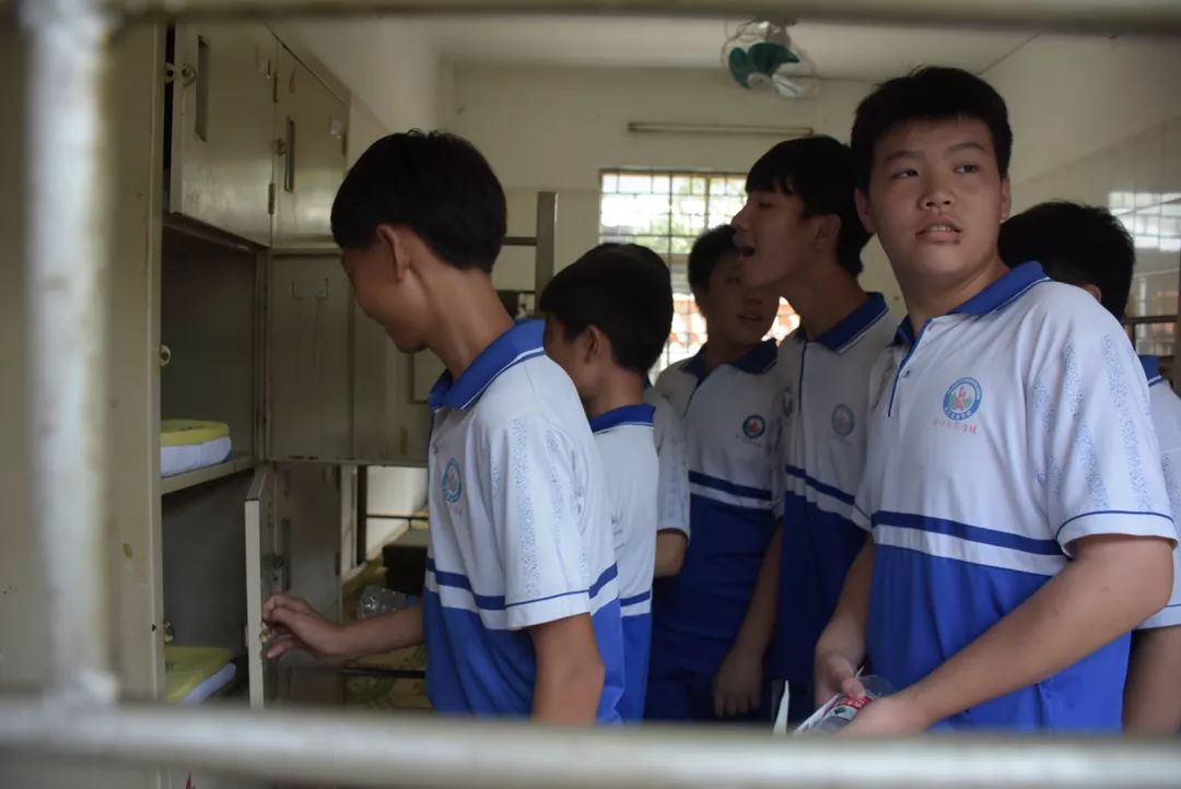 番禺｜来自瘾君子的自白 大石街多所学校的学生走进潭岗强戒所