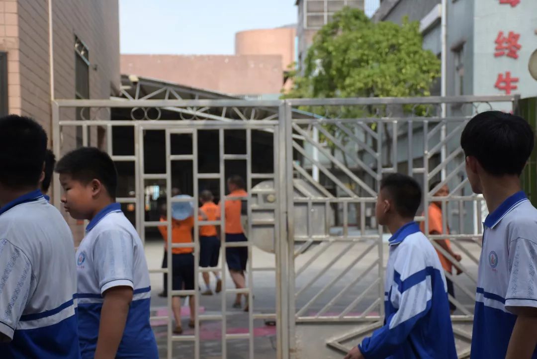 番禺｜来自瘾君子的自白 大石街多所学校的学生走进潭岗强戒所