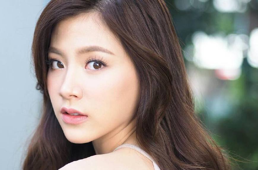 Bella在第10位泰国的小花上装饰了杂志的封面。