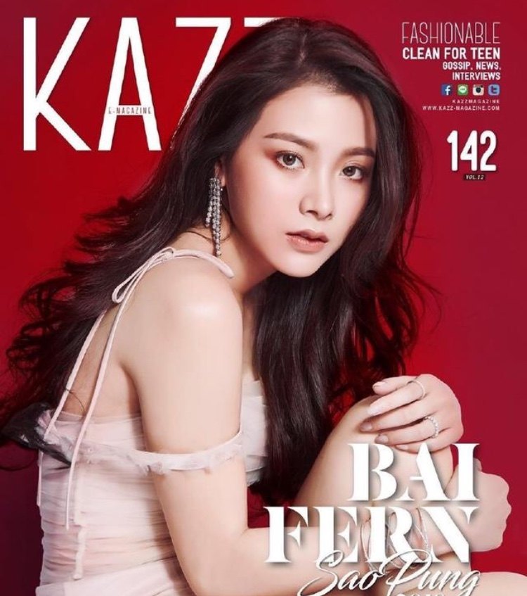 Bella在第10位泰国的小花上装饰了杂志的封面。