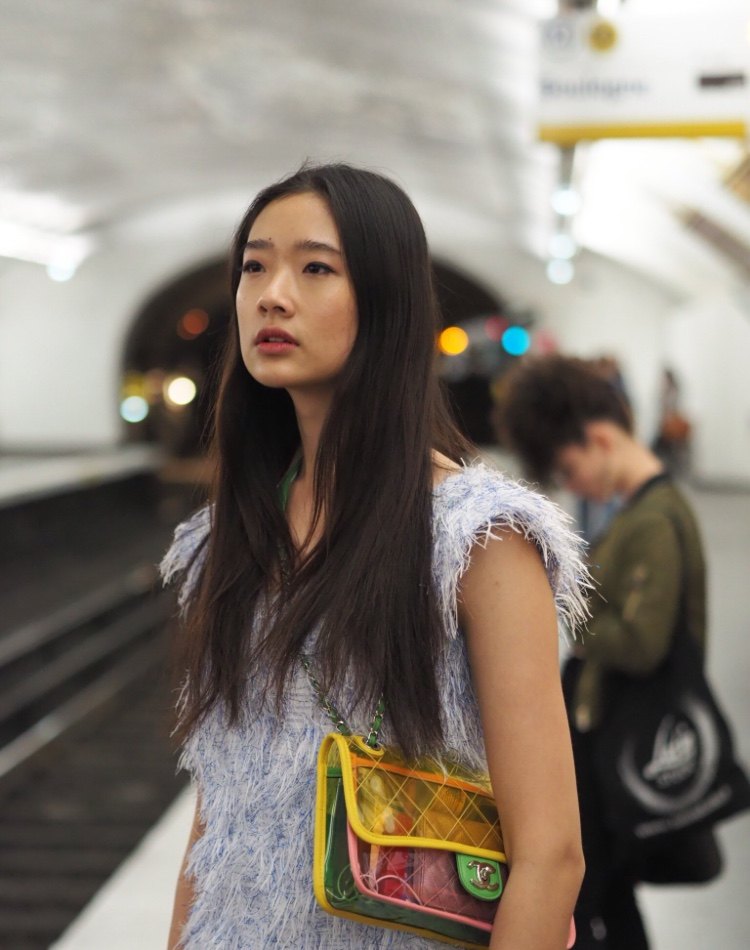 Bella在第10位泰国的小花上装饰了杂志的封面。