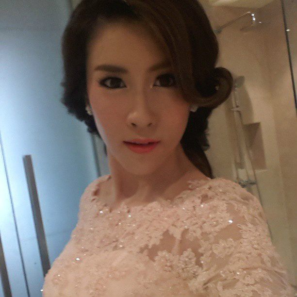 Bella在第10位泰国的小花上装饰了杂志的封面。