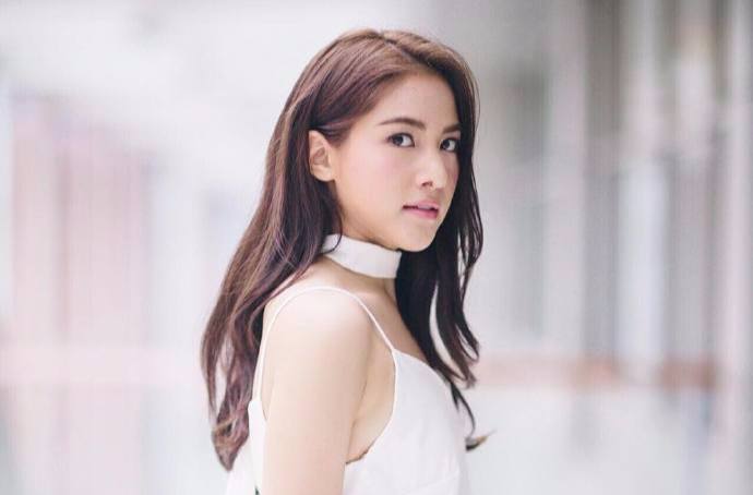 Bella在第10位泰国的小花上装饰了杂志的封面。