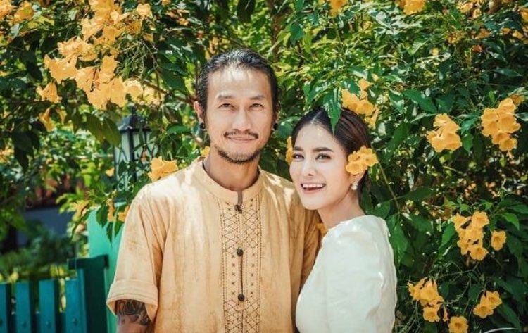 Bella在第10位泰国的小花上装饰了杂志的封面。