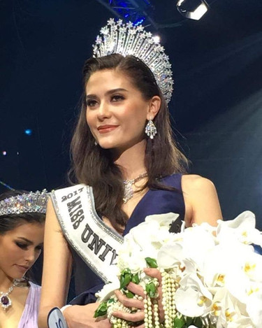 Bella在第10位泰国的小花上装饰了杂志的封面。