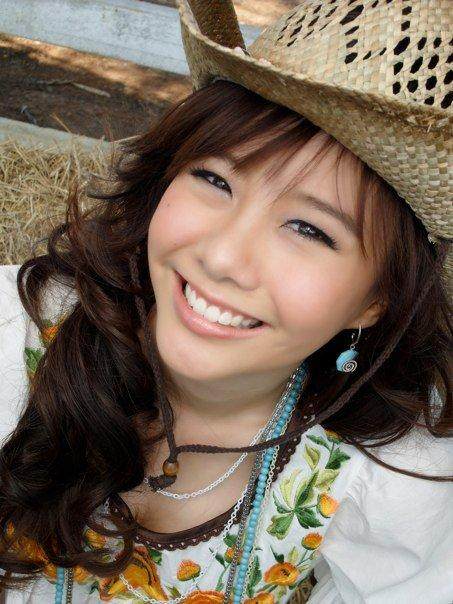 Bella在第10位泰国的小花上装饰了杂志的封面。