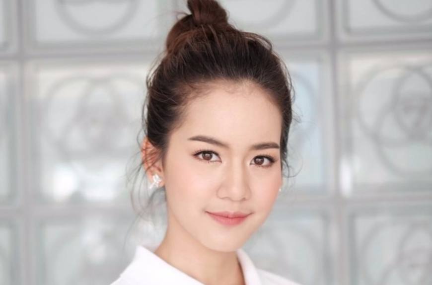 Bella在第10位泰国的小花上装饰了杂志的封面。