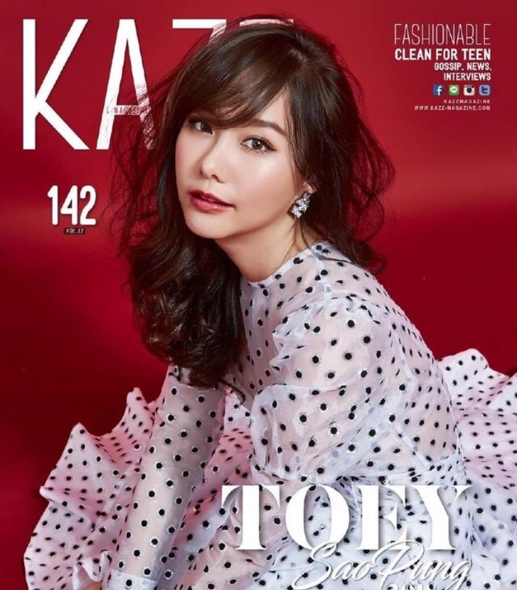 Bella在第10位泰国的小花上装饰了杂志的封面。