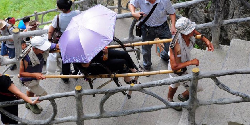 每天早晨8点左右,李师傅都会慢悠悠地从家里出发,前往青城山抬滑竿.