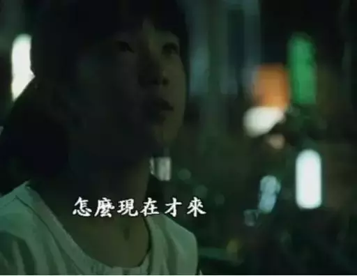 深夜的公交车上，两个孩子神色凝重地拖着一个箱子