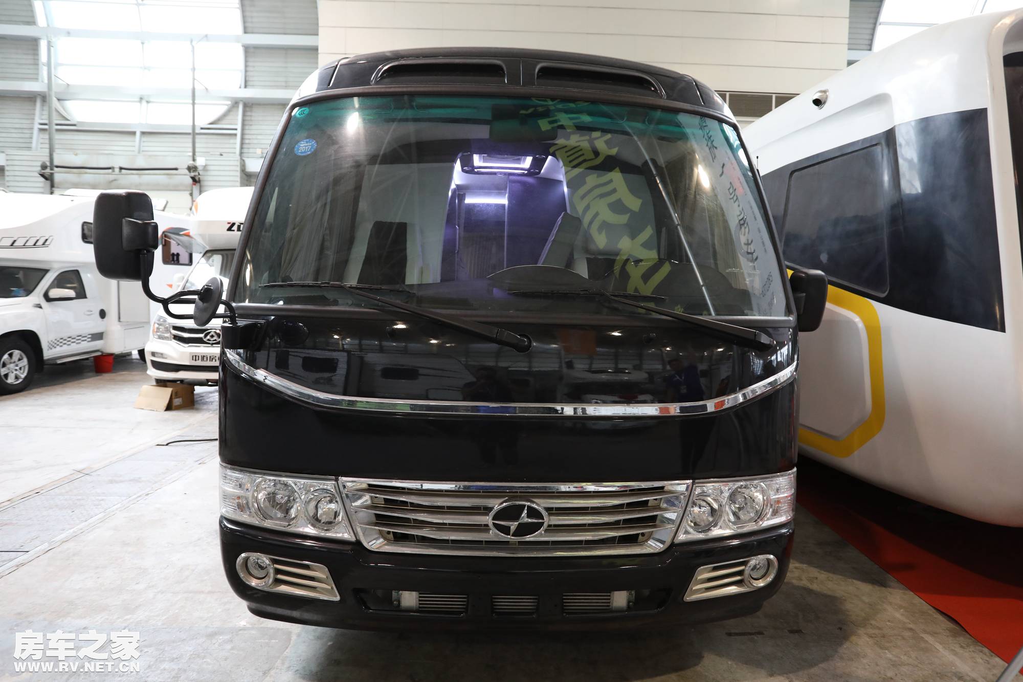 黑白配内饰才是亮点 中道九龙考斯特c6房车