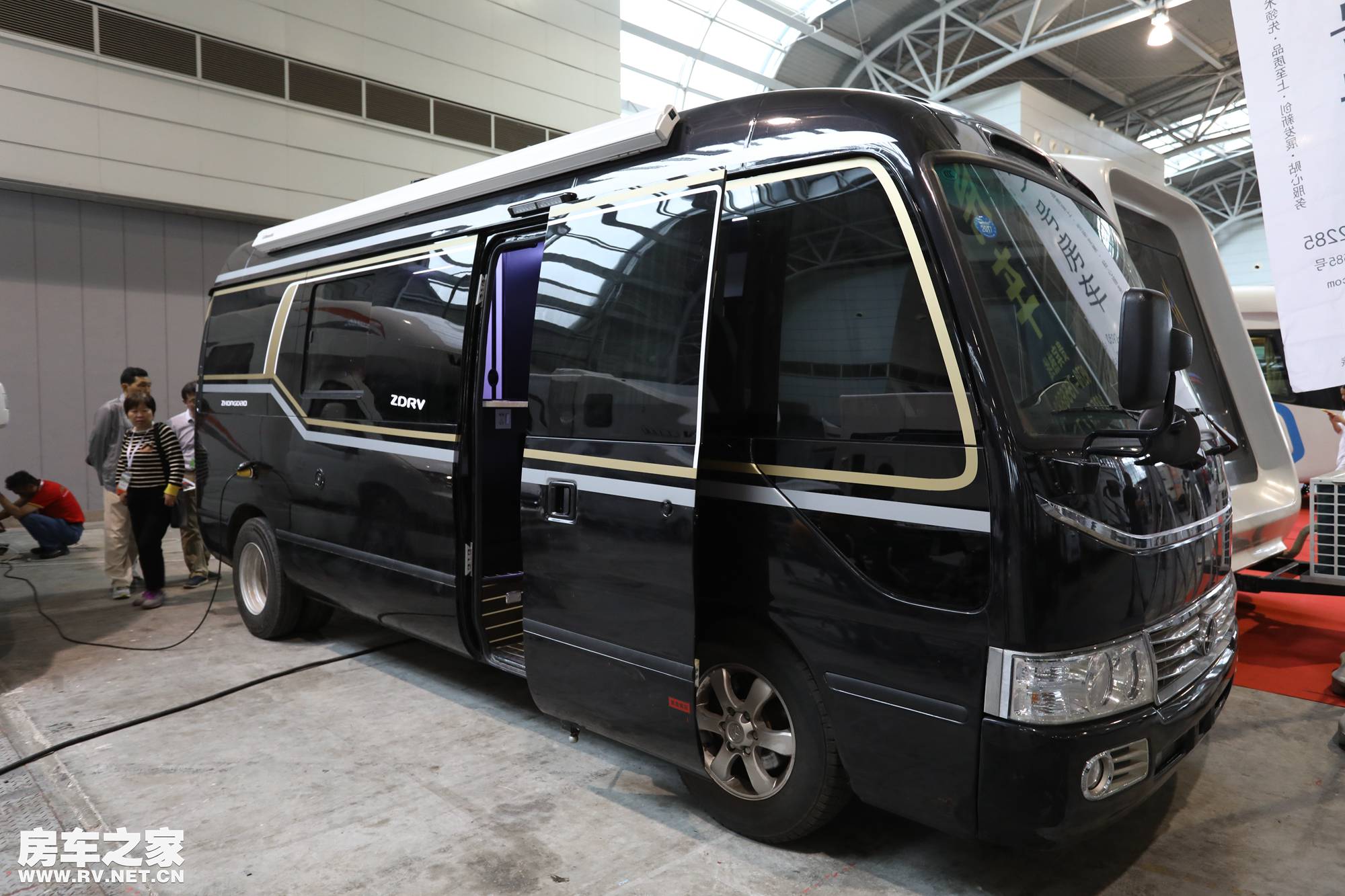 黑白配内饰才是亮点 中道九龙考斯特c6房车