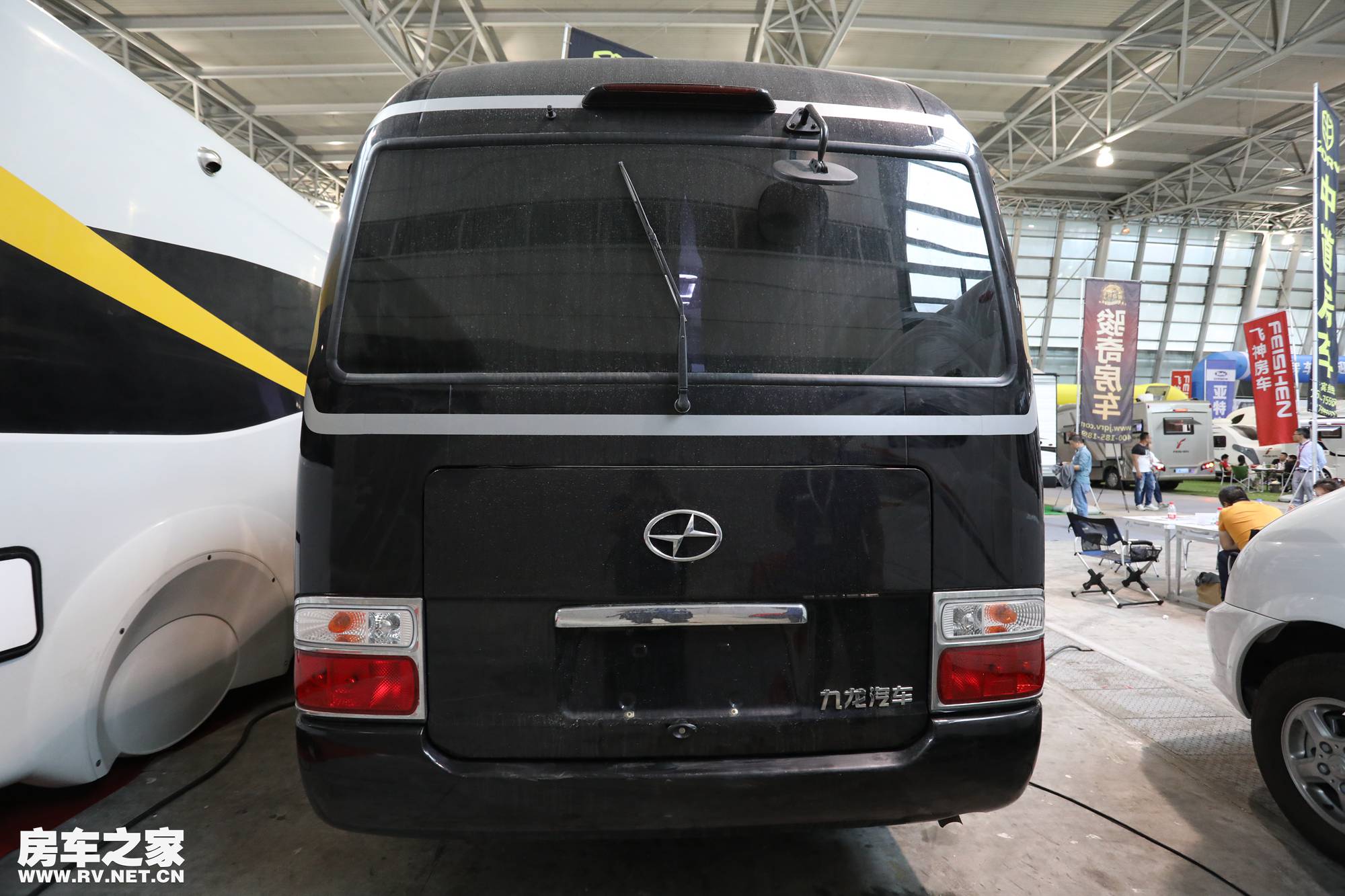 黑白配内饰才是亮点 中道九龙考斯特c6房车