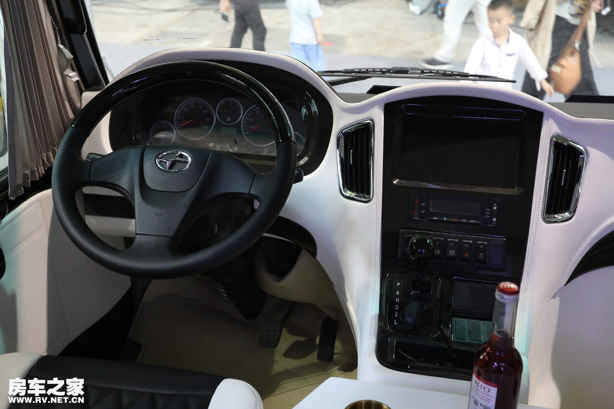 黑白配内饰才是亮点 中道九龙考斯特c6房车