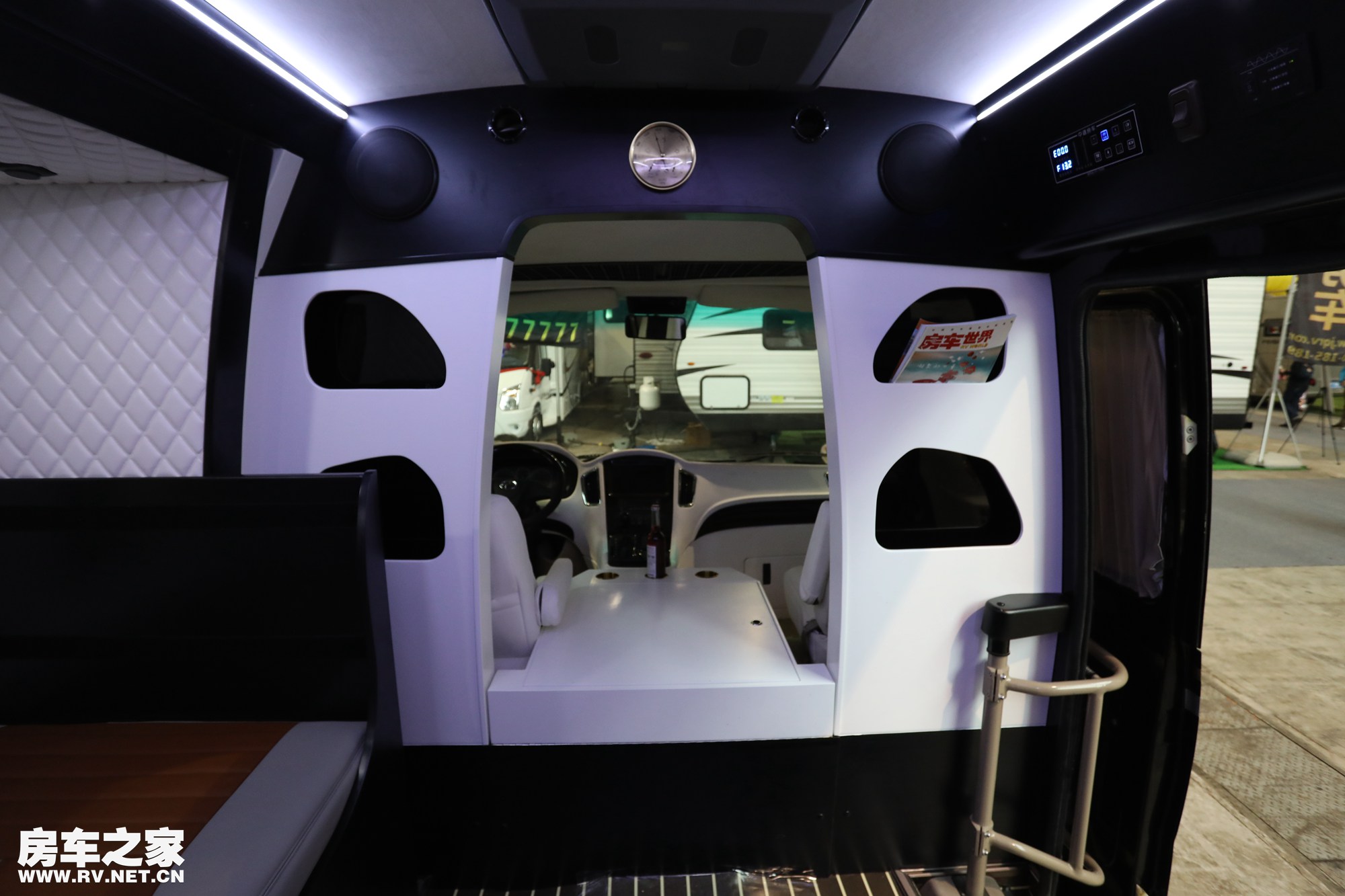 黑白配内饰才是亮点 中道九龙考斯特c6房车