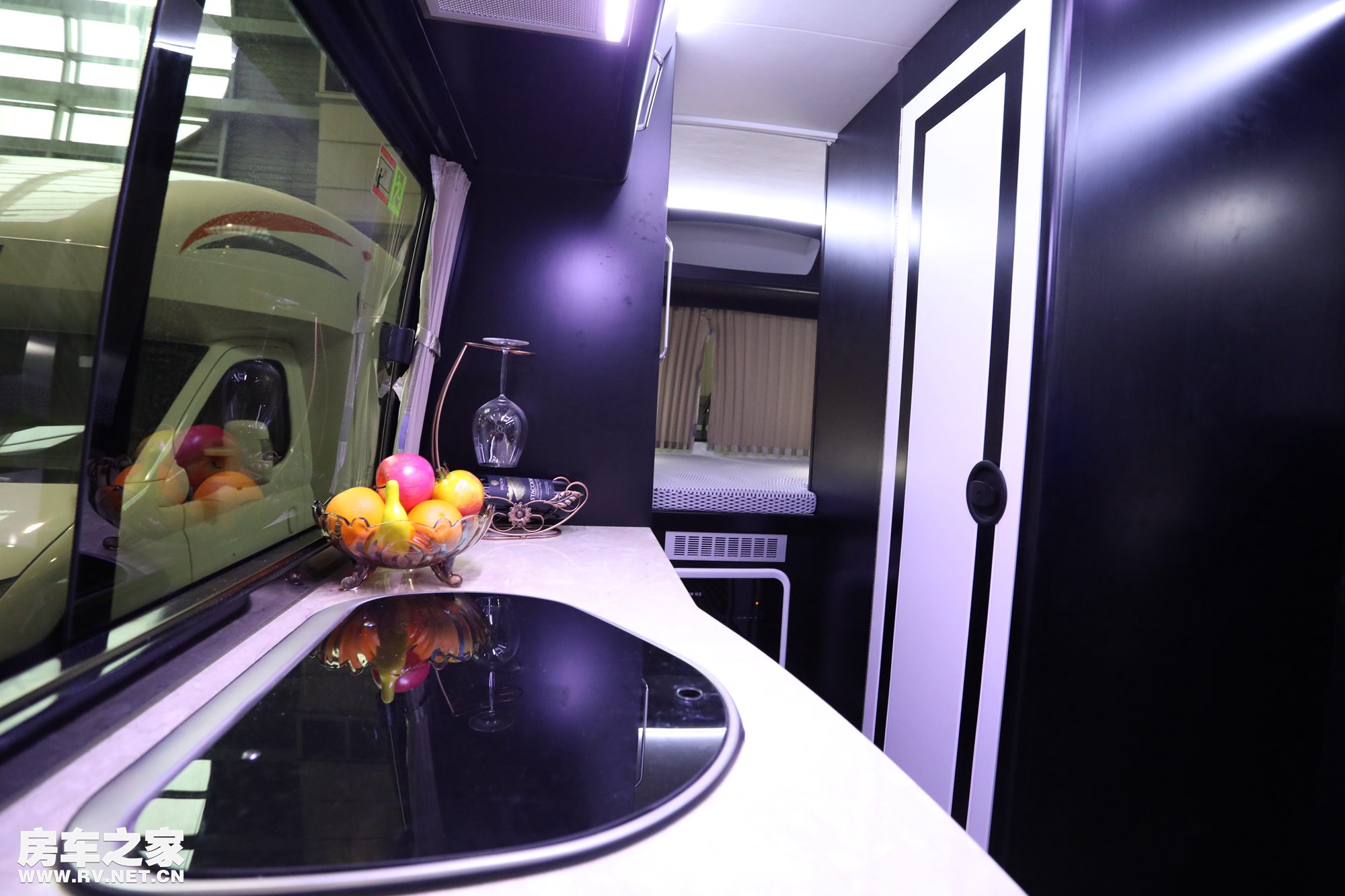 黑白配内饰才是亮点 中道九龙考斯特c6房车