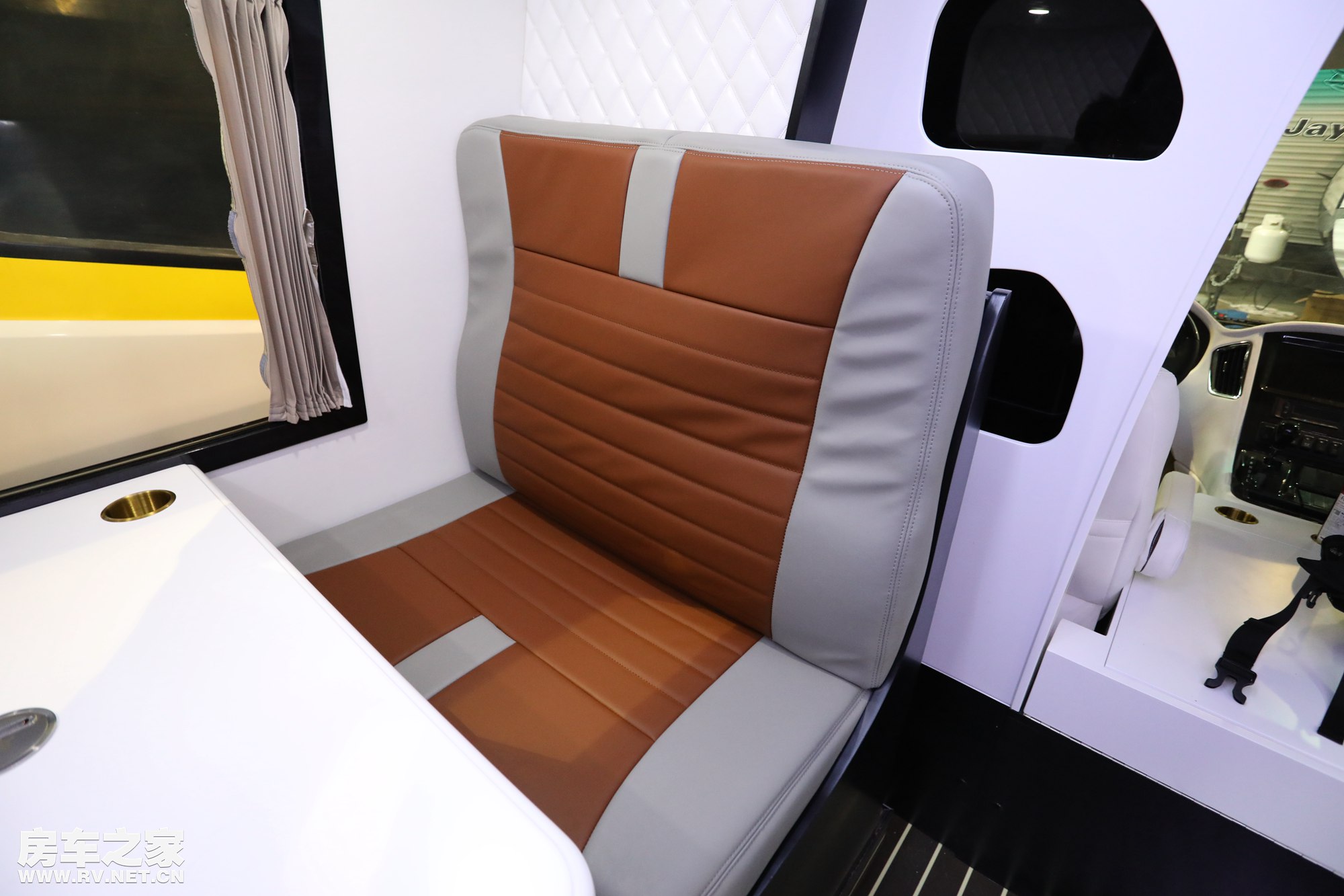 黑白配内饰才是亮点 中道九龙考斯特c6房车