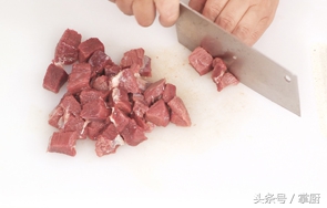 砂锅炖牛肉家常做法(醇香砂锅，牛肉滋味家常)