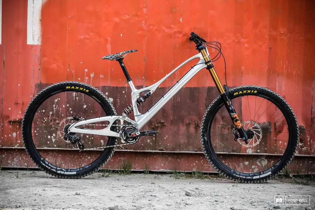 isak leivsson 骑着世界上最长的 dh出现在 fort william——pole