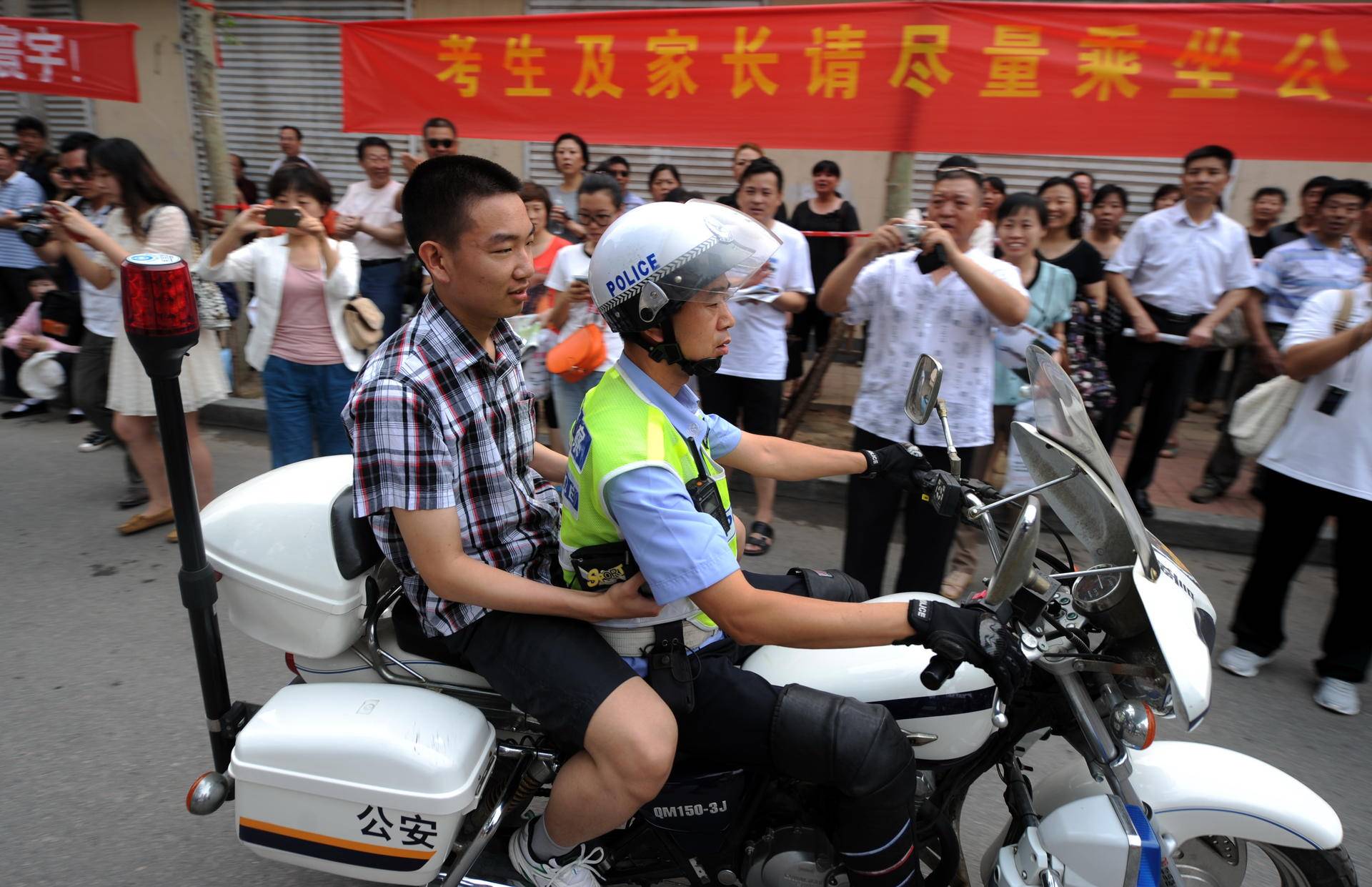 那些上头条的高考考生：10年200人忘带证件，有人复习投入错过考试