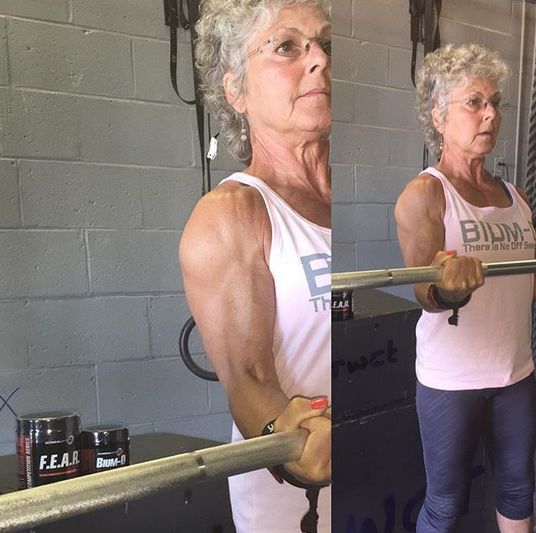 70歲奶奶硬拉270斤，平板支撐負重140斤，完爆年輕人！
