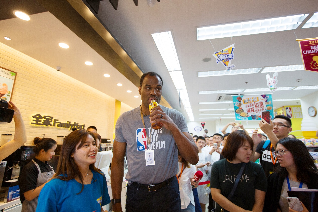 上海乔丹店哪些nba球员来过(NBA传奇球星亲临打卡 燃爆康师傅冰红茶总冠军主题店)