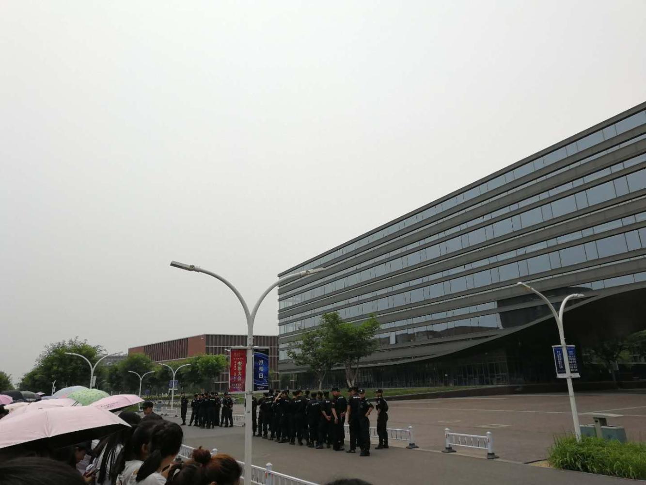 跑男收官站鹿晗缺席，爱情公寓再聚首，天津大学专场引争议