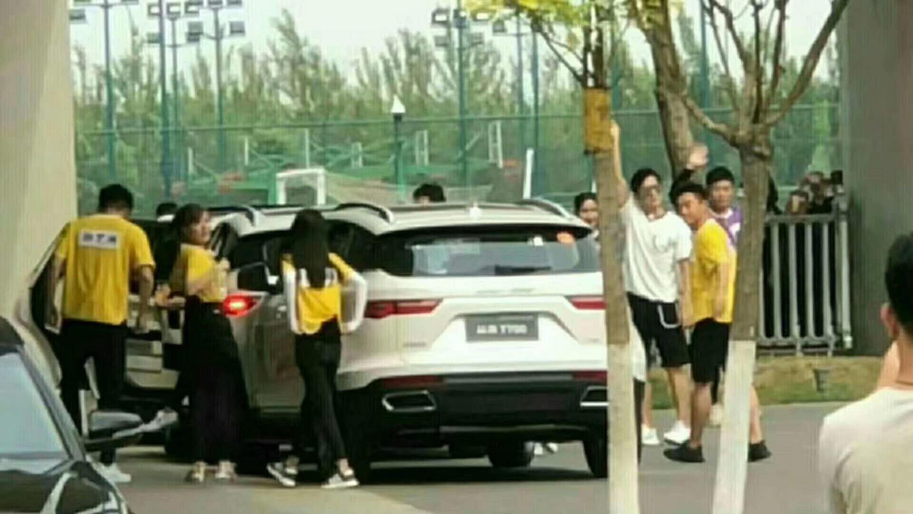 跑男收官站鹿晗缺席，爱情公寓再聚首，天津大学专场引争议