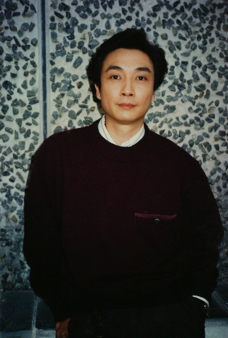 他是少有的可以在相互竞争的两家电视台之间来回跳槽但仍被重用的演员