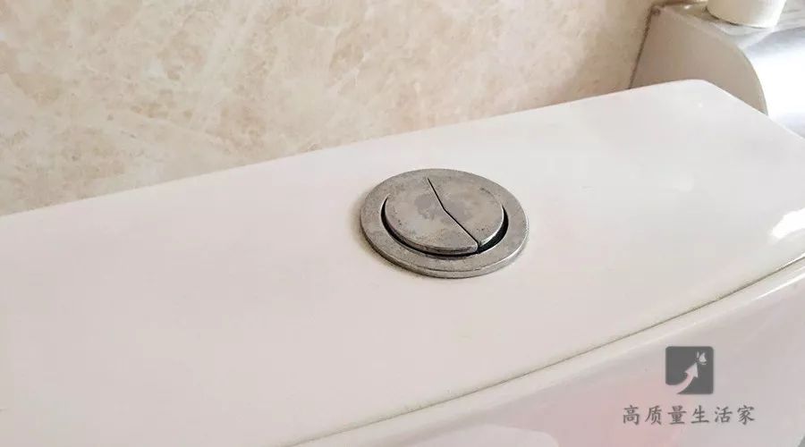 马桶水箱上一大一小的按钮，这些年都用错了！白交好多水费