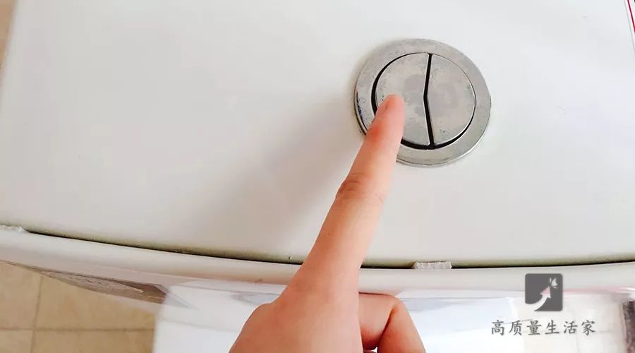 马桶水箱上一大一小的按钮，这些年都用错了！白交好多水费