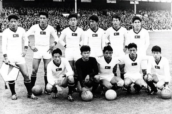 朝鲜足球为什么能进入世界杯(1966年世界杯，朝鲜幸运2选1、爆最大冷门，敌国人民移情朝鲜队！)