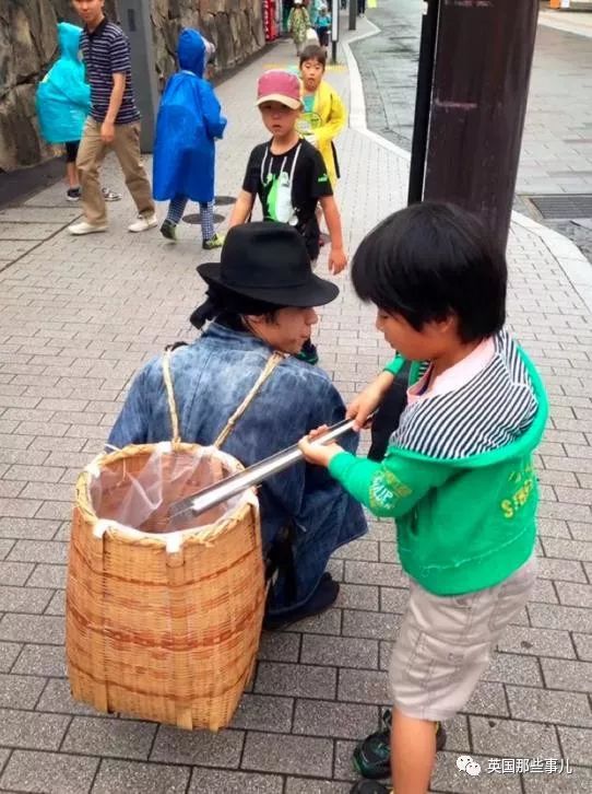 世界杯谁在捡垃圾(日本球迷在世界杯球场捡垃圾？淡定，这回日本武士也加入了……)